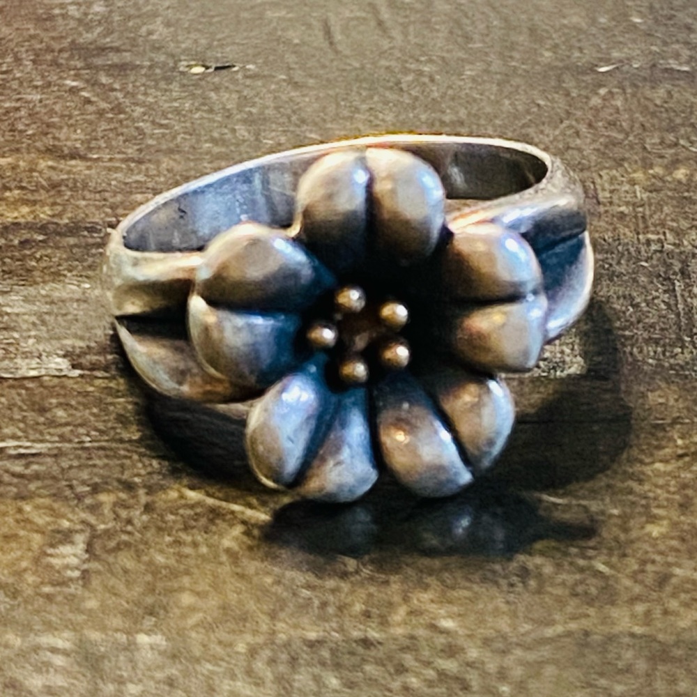 James Avery retired flower ring Sterling Silver w/18k gold (122)